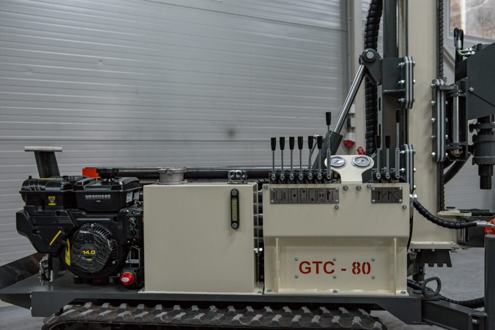 Bediener am Steuerstand der GTC-Anlage